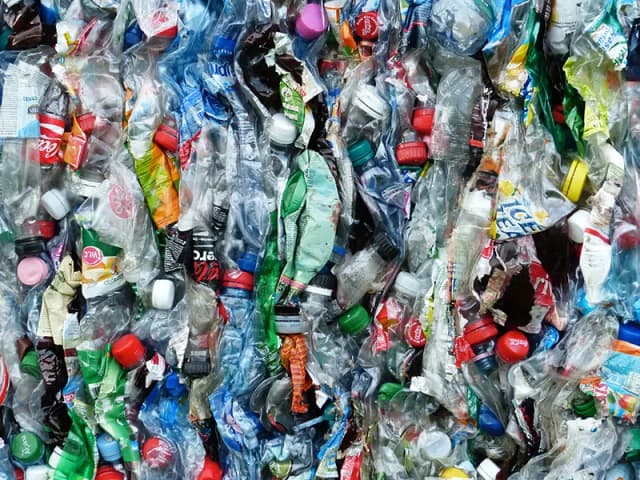 Un'invasione di plastica nell’acqua corrente di tutto il mondo