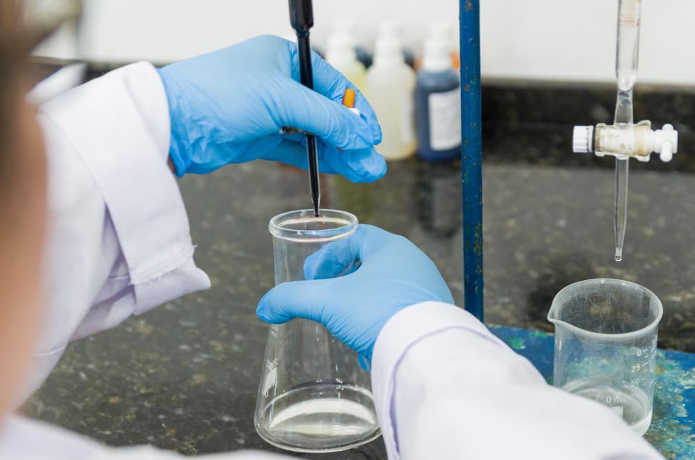 Tecnico di laboratorio che effettua analisi delle acque